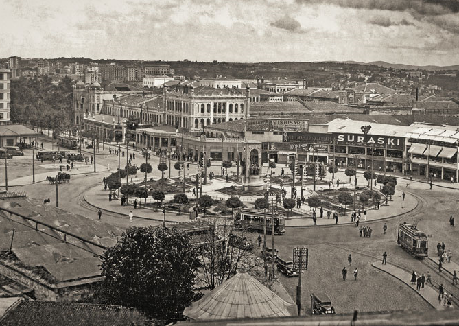 İstiklal Caddesi’ndeki bir minareden Taksim Meydanı, İstanbul. Cengiz Kahraman Fotoğraf Koleksiyonu